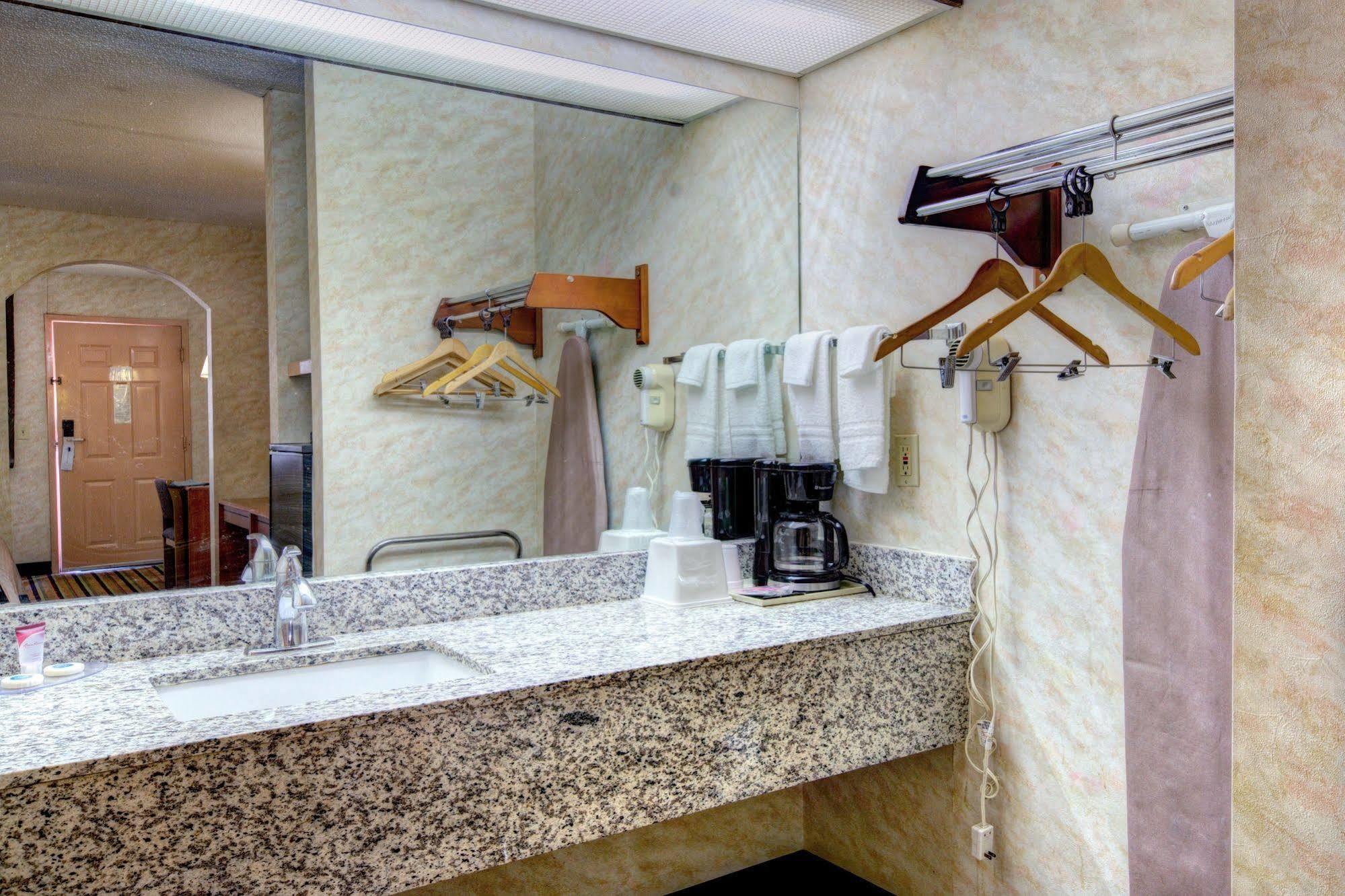 Red Roof Inn & Suites Athens, Al Екстер'єр фото